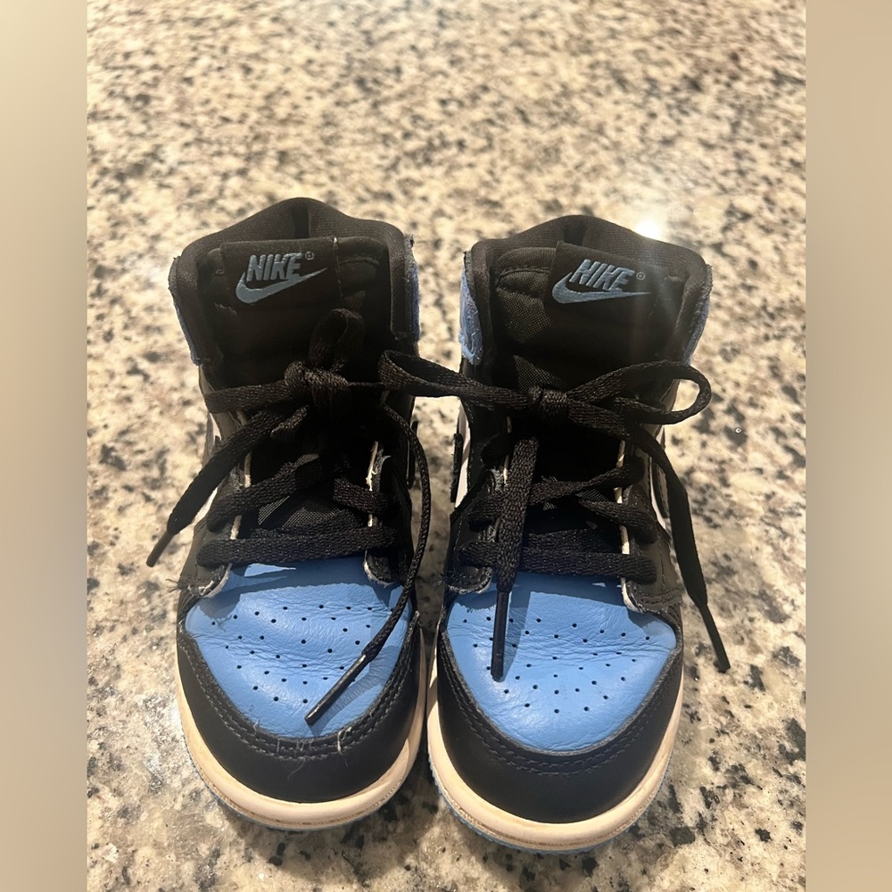 Jordan 1 Retro High OG in Blue and Black - Picture 3 of 5